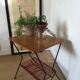 Table bois années 50 avec range vinyles et revues scoubidou