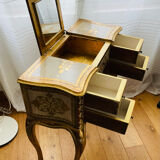 Venetian dresser from the 1960s/70s in carved wood with floral motifs.