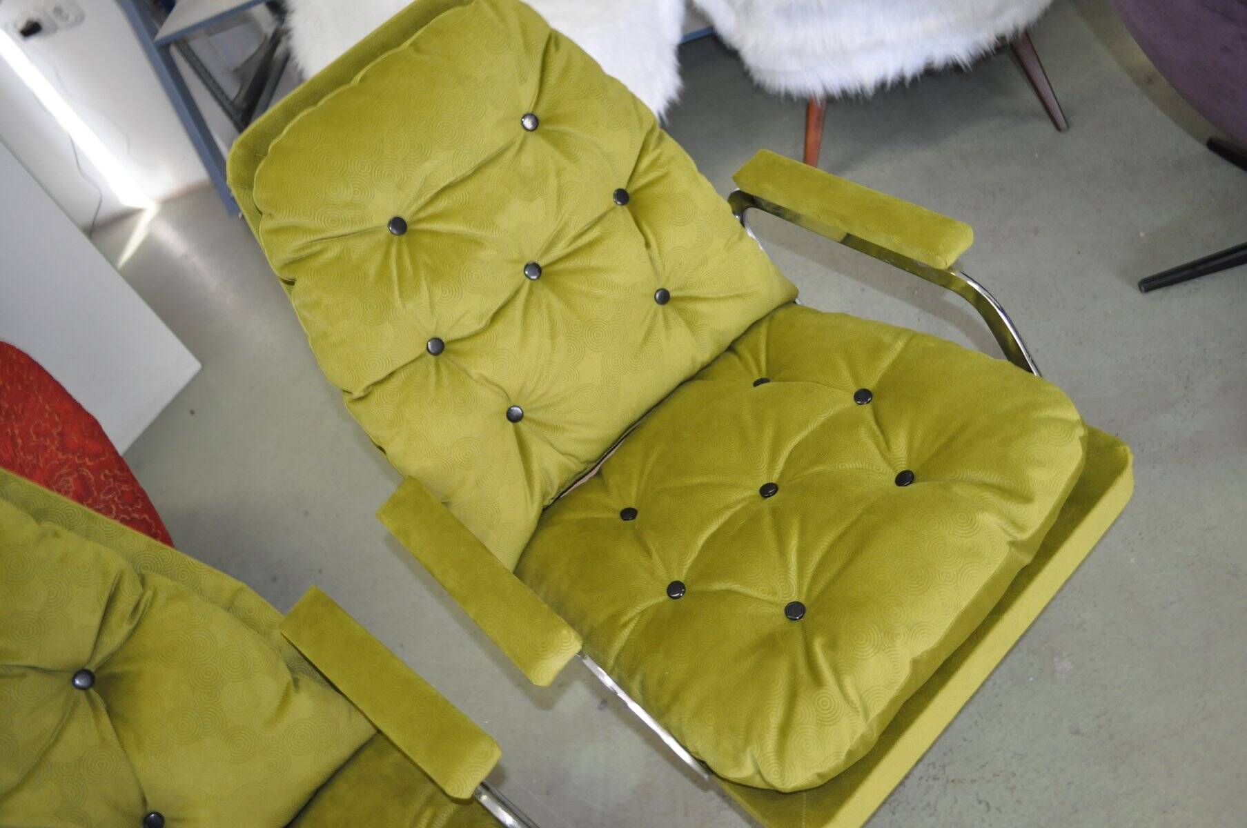 1960s sofa set with 2 seats and 2 armchairs in chartreuse fabric, original metal legs.