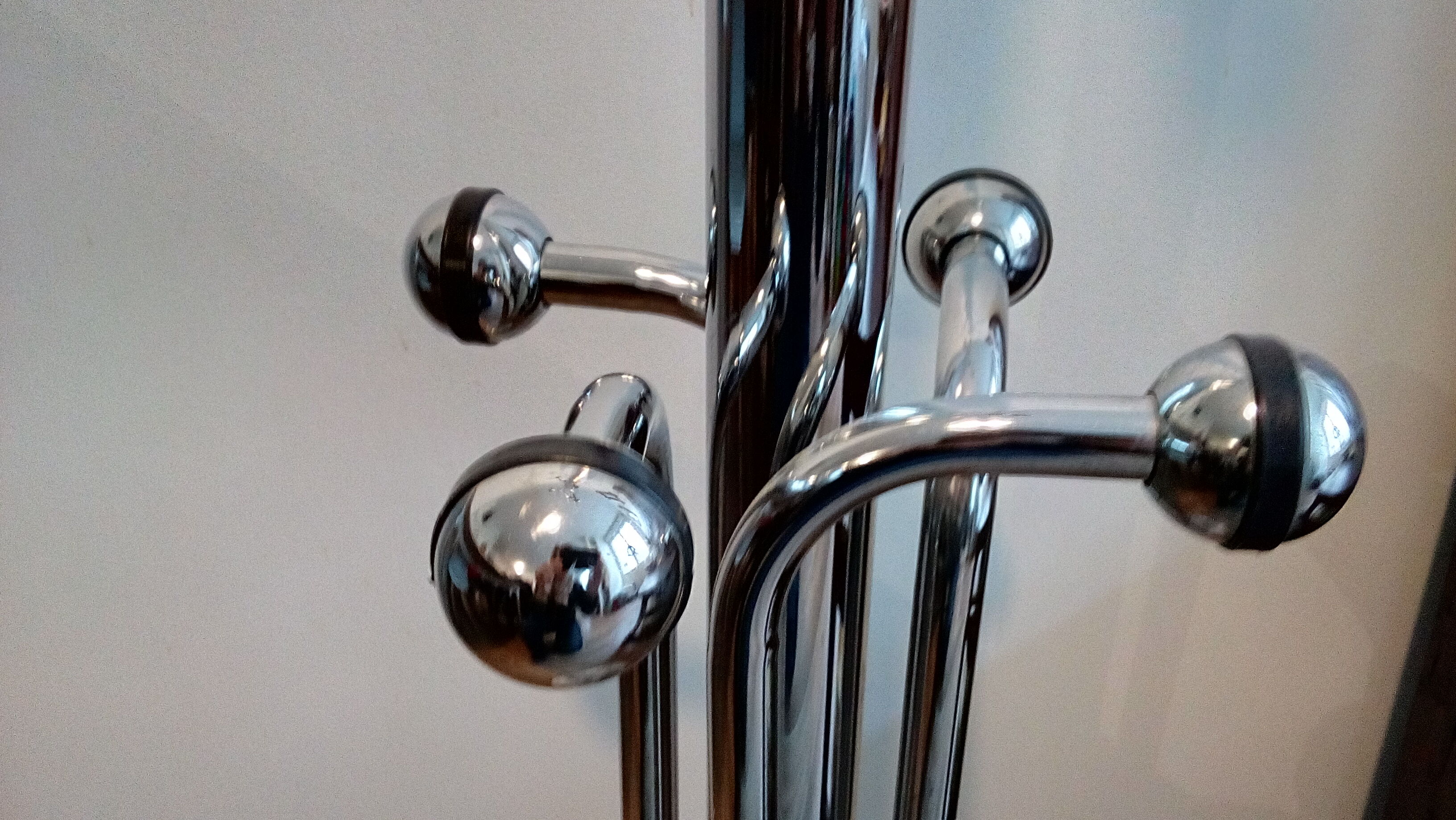 Metal parrot coat rack