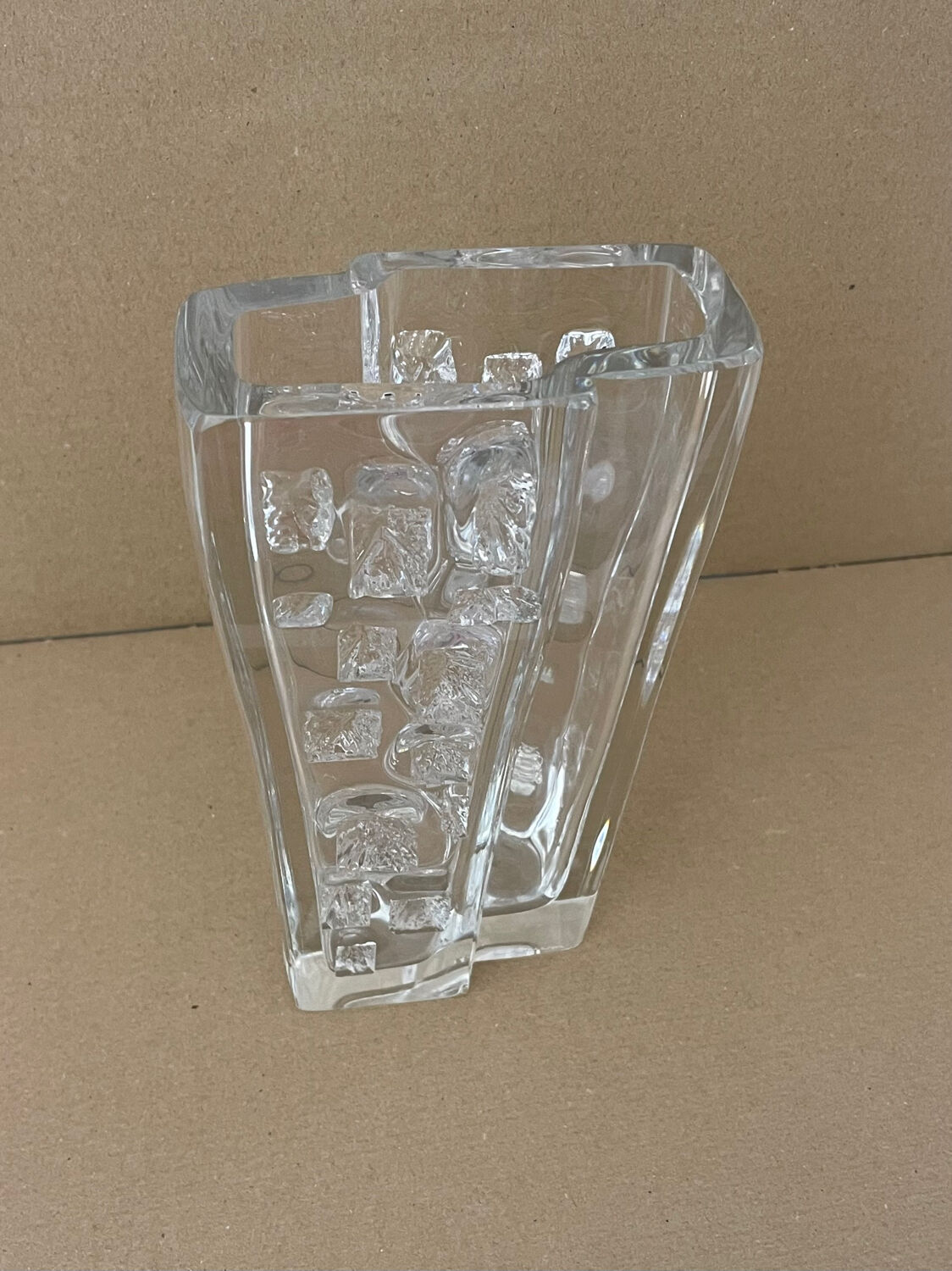 Vase en cristal épais Daum. Décor sculpté forme moderniste. 1960 - 70