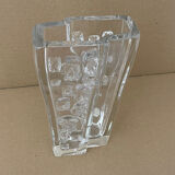 Vase en cristal épais Daum. Décor sculpté forme moderniste. 1960 - 70