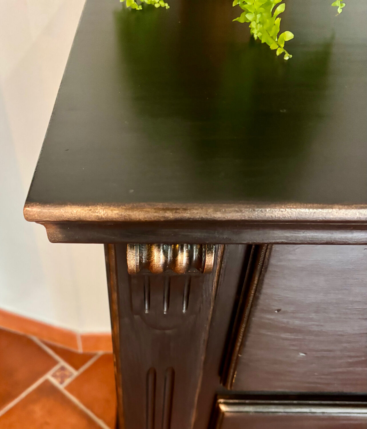 Commode vintage noir en pin peinte à la main