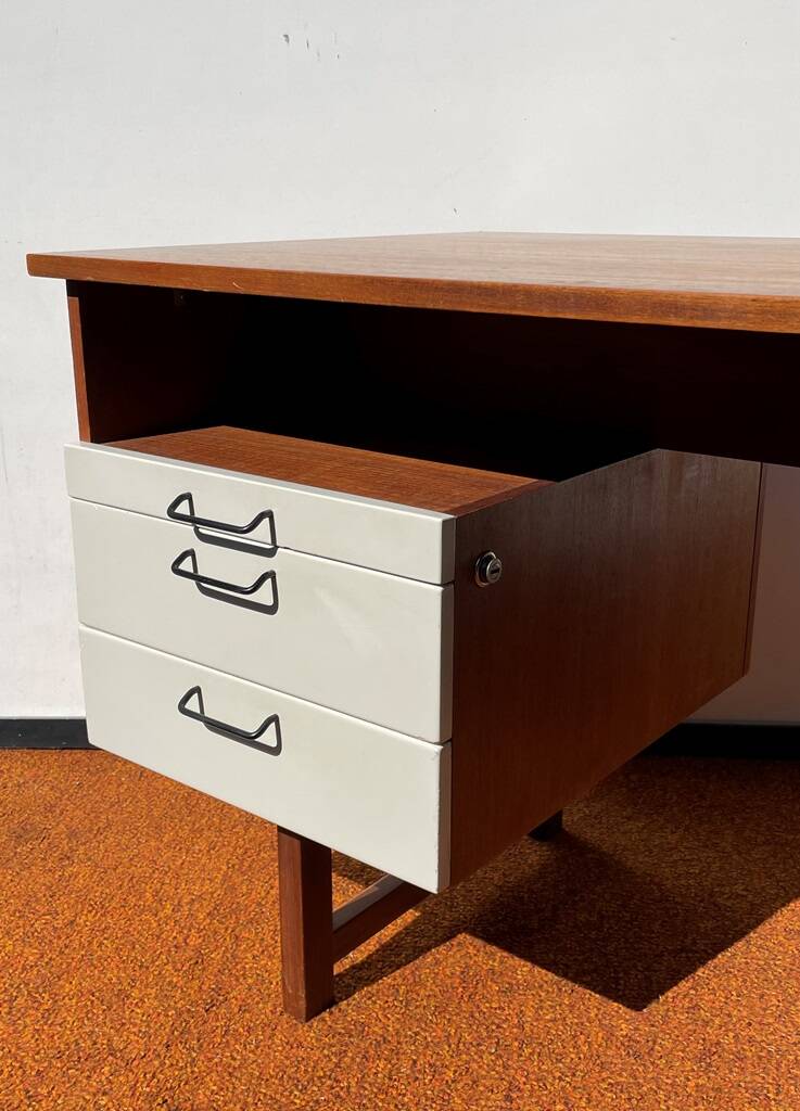 Pastoe desk. vintage 70s
