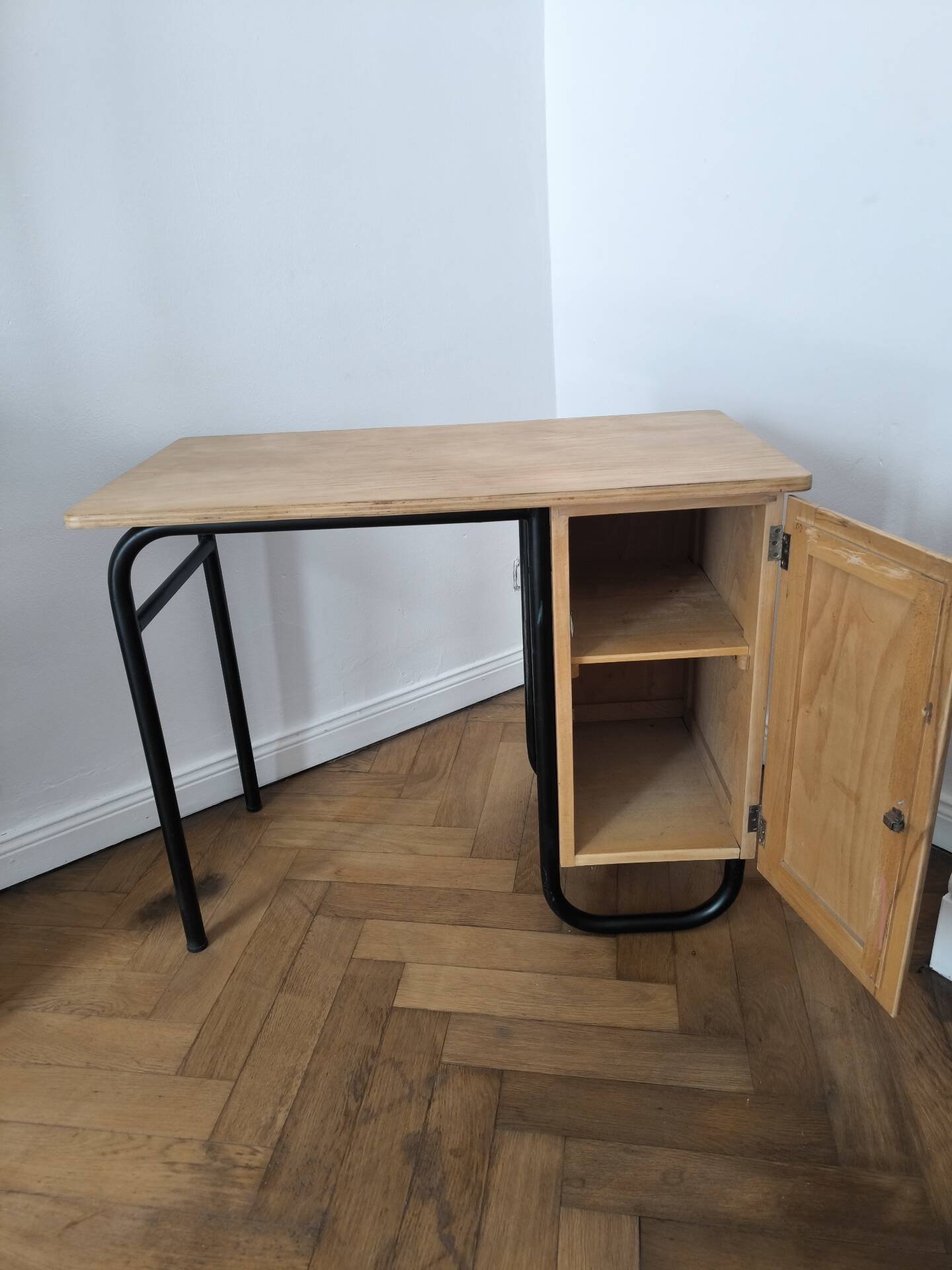 Boarding office S22 – Jacques Hitier for Mobilor (1963) – Renovated &