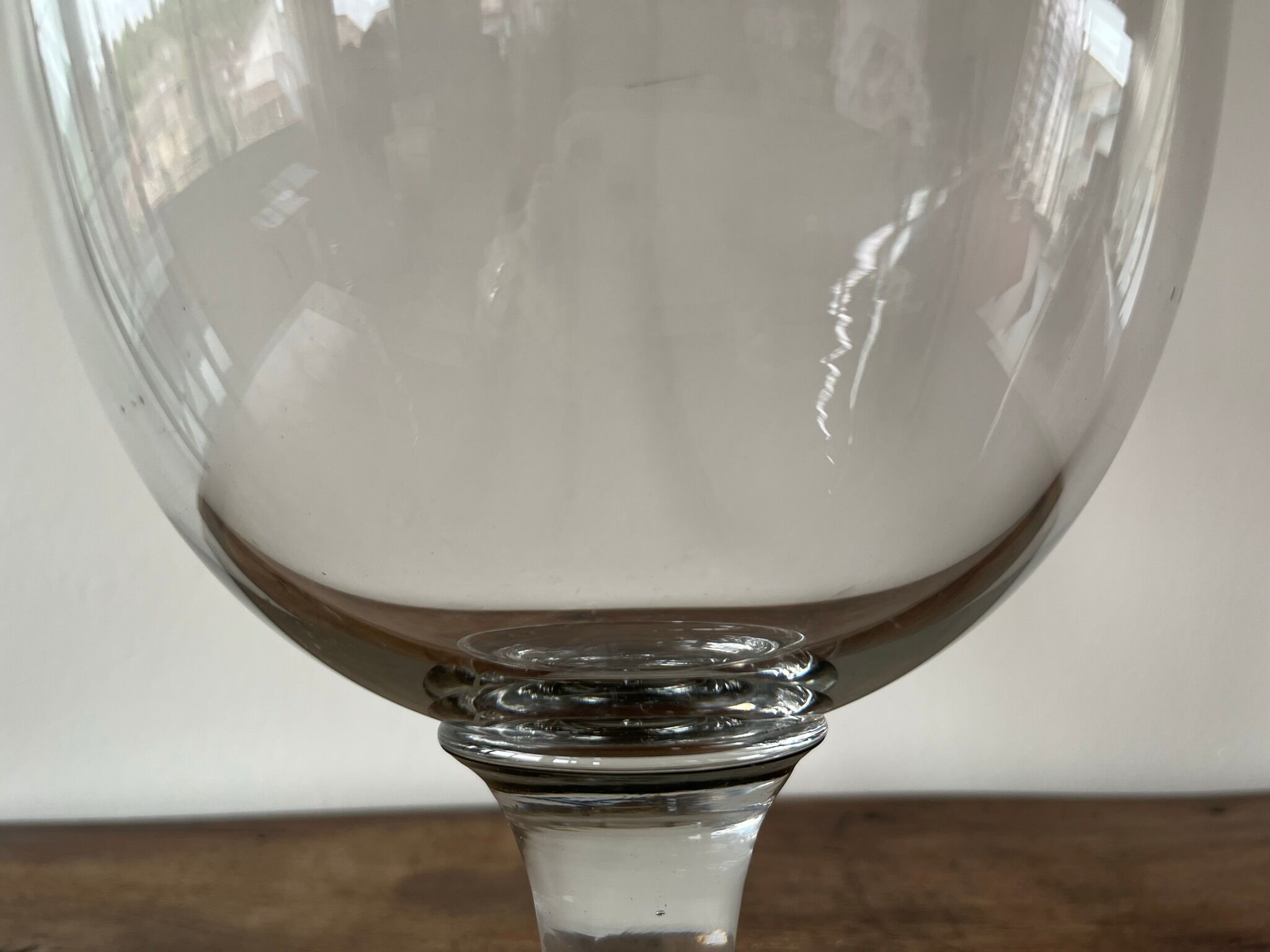 Coupe sur pied en verre épais