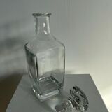 Smooth glass decanter with square base
