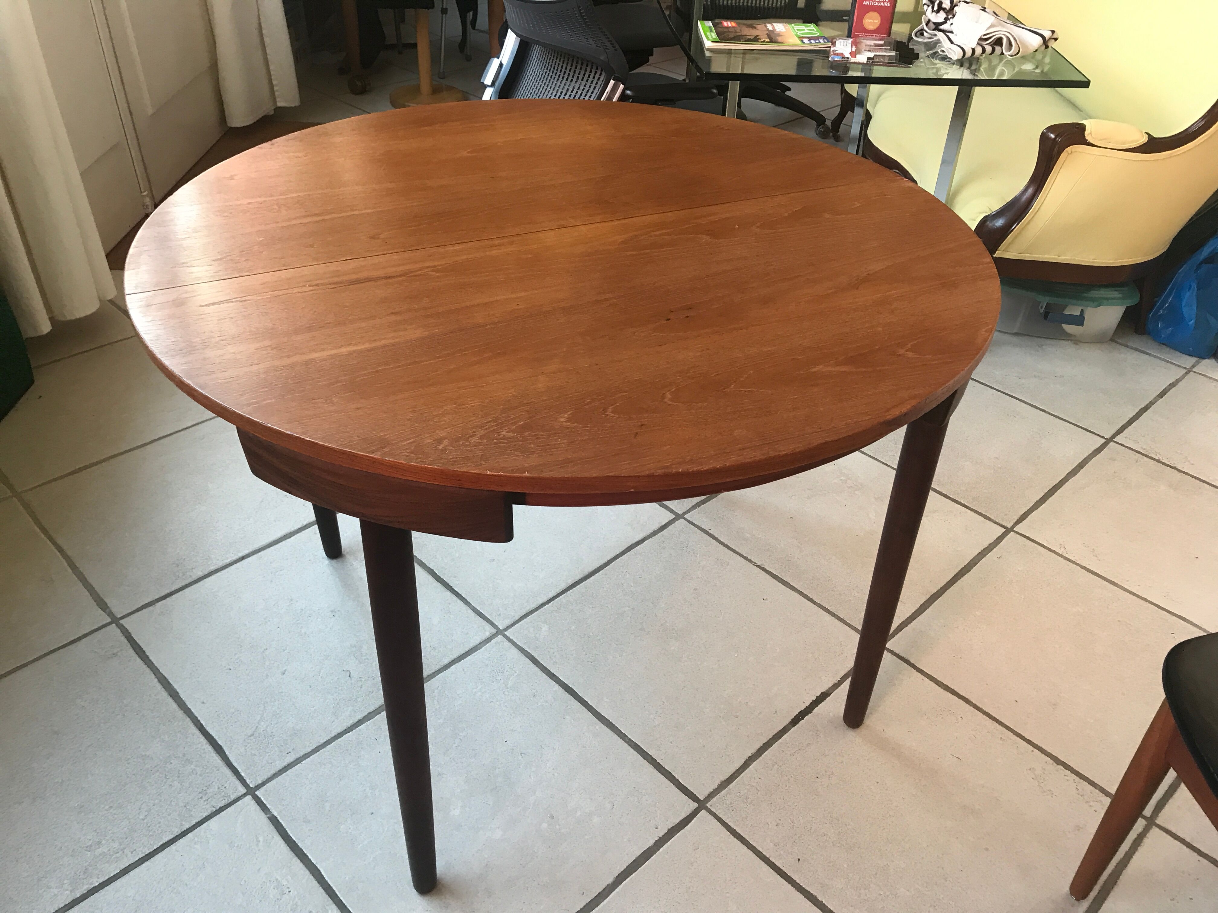 Extension table and 4 chairs by Hans Olsen edited by Frem Rolje