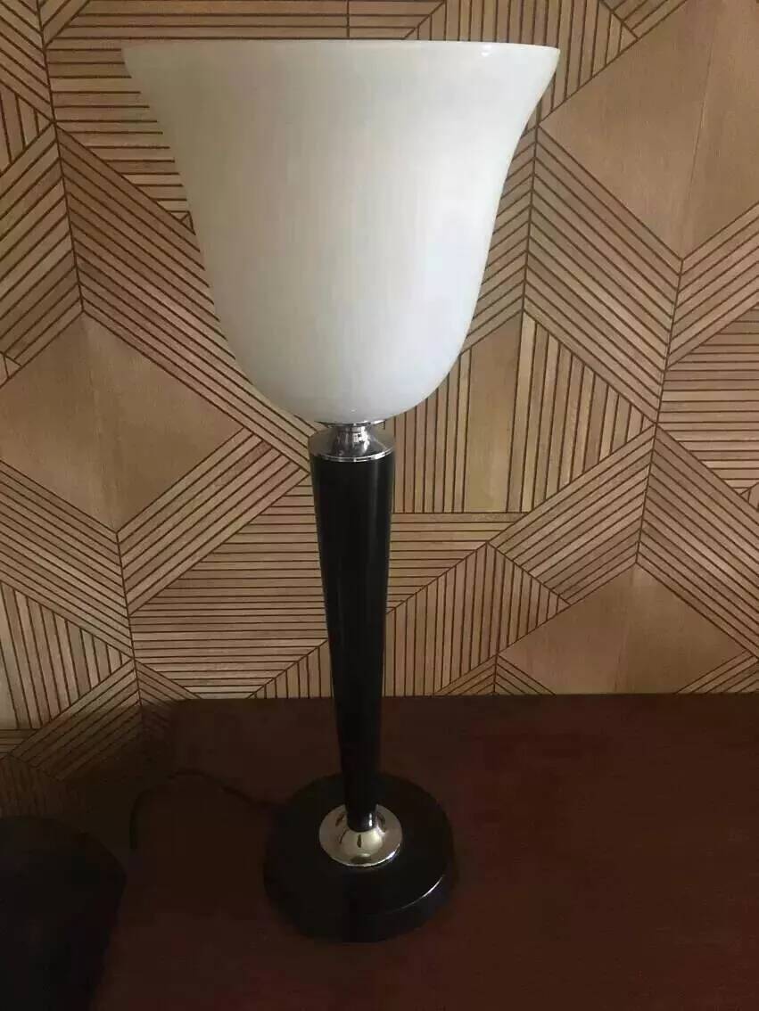 Black lacquered wood and white opaline lamp