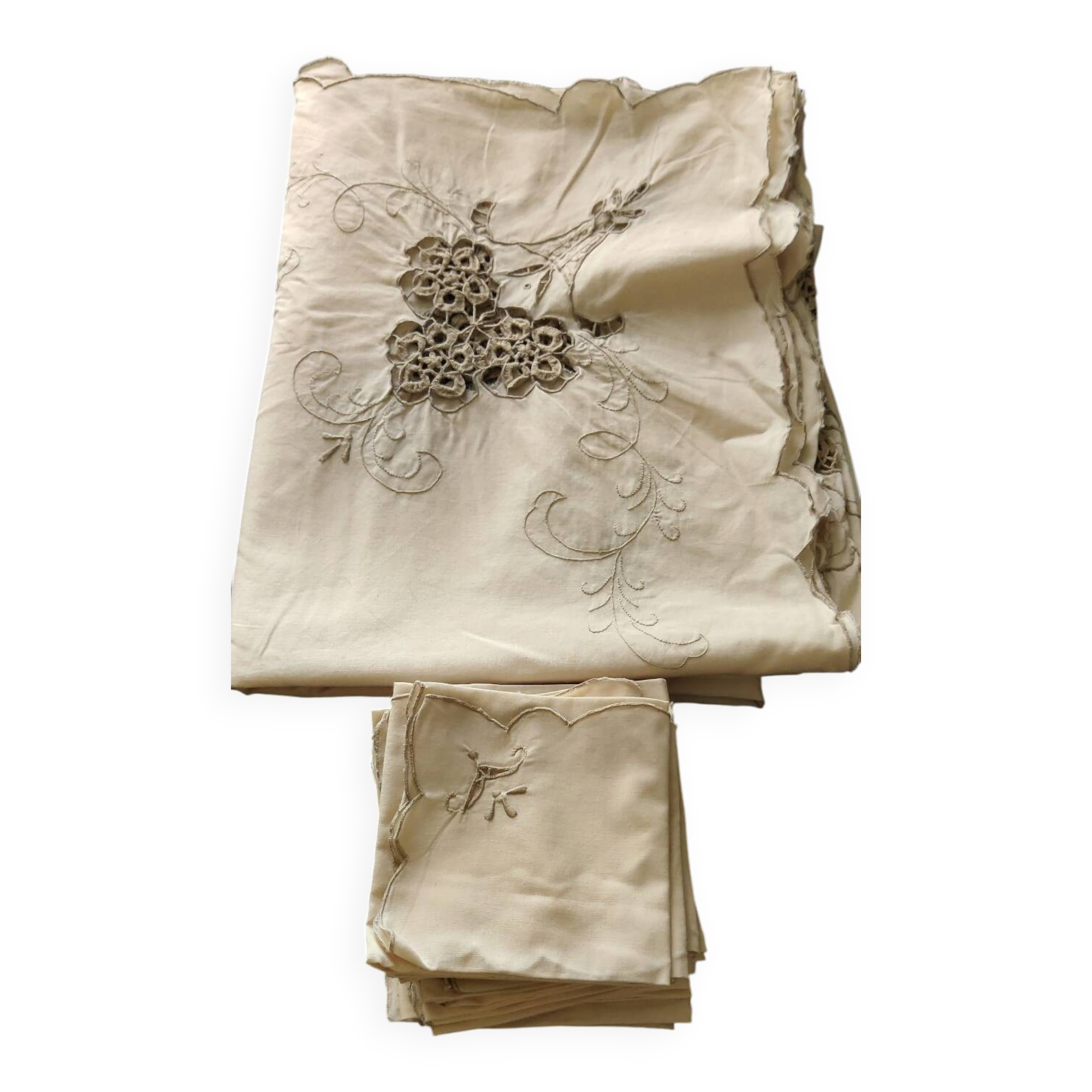 Embroidered tablecloth and its 12 napkins