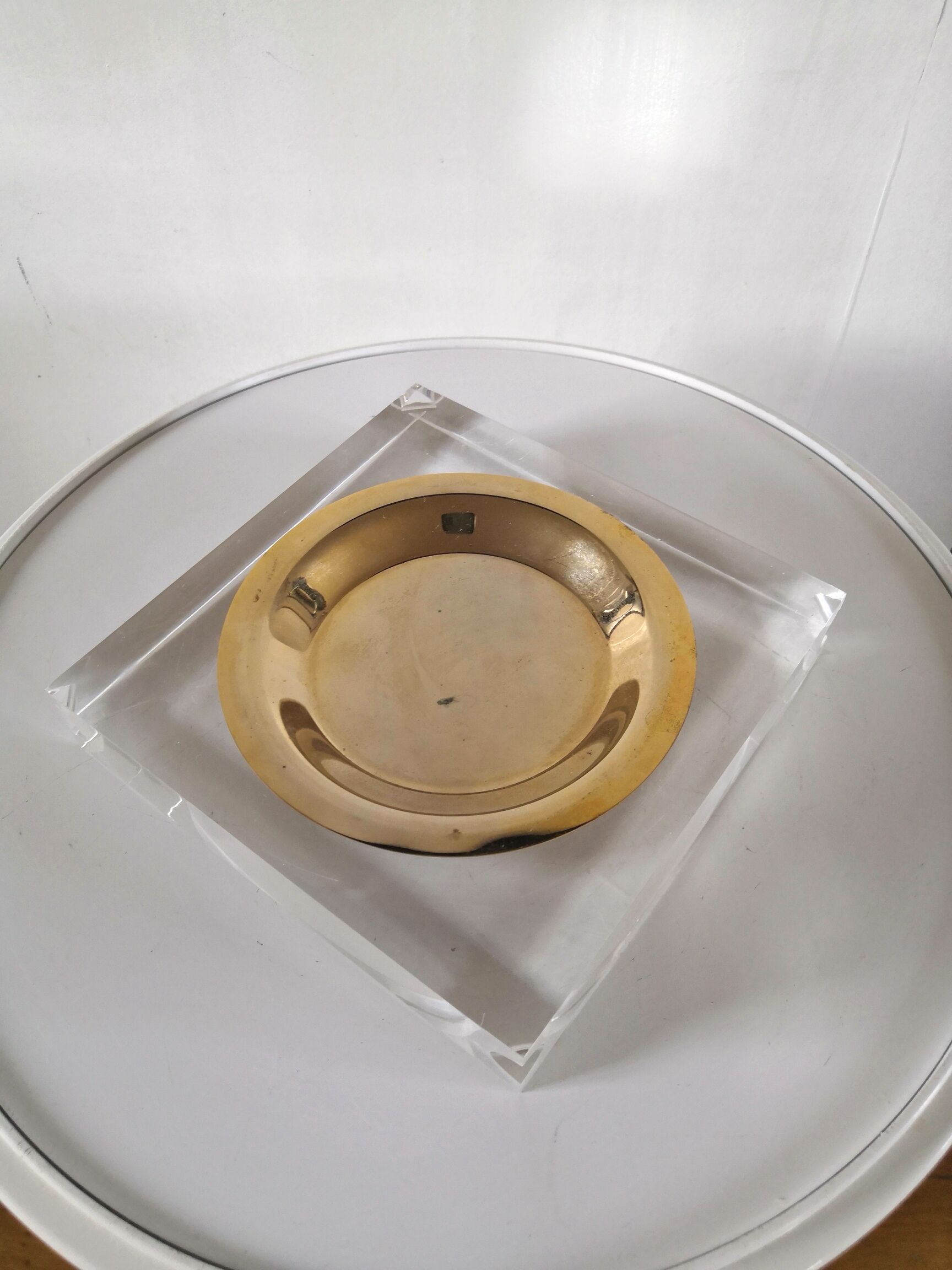 Empty cup pocket Plexiglas ashtray lucite design 70s