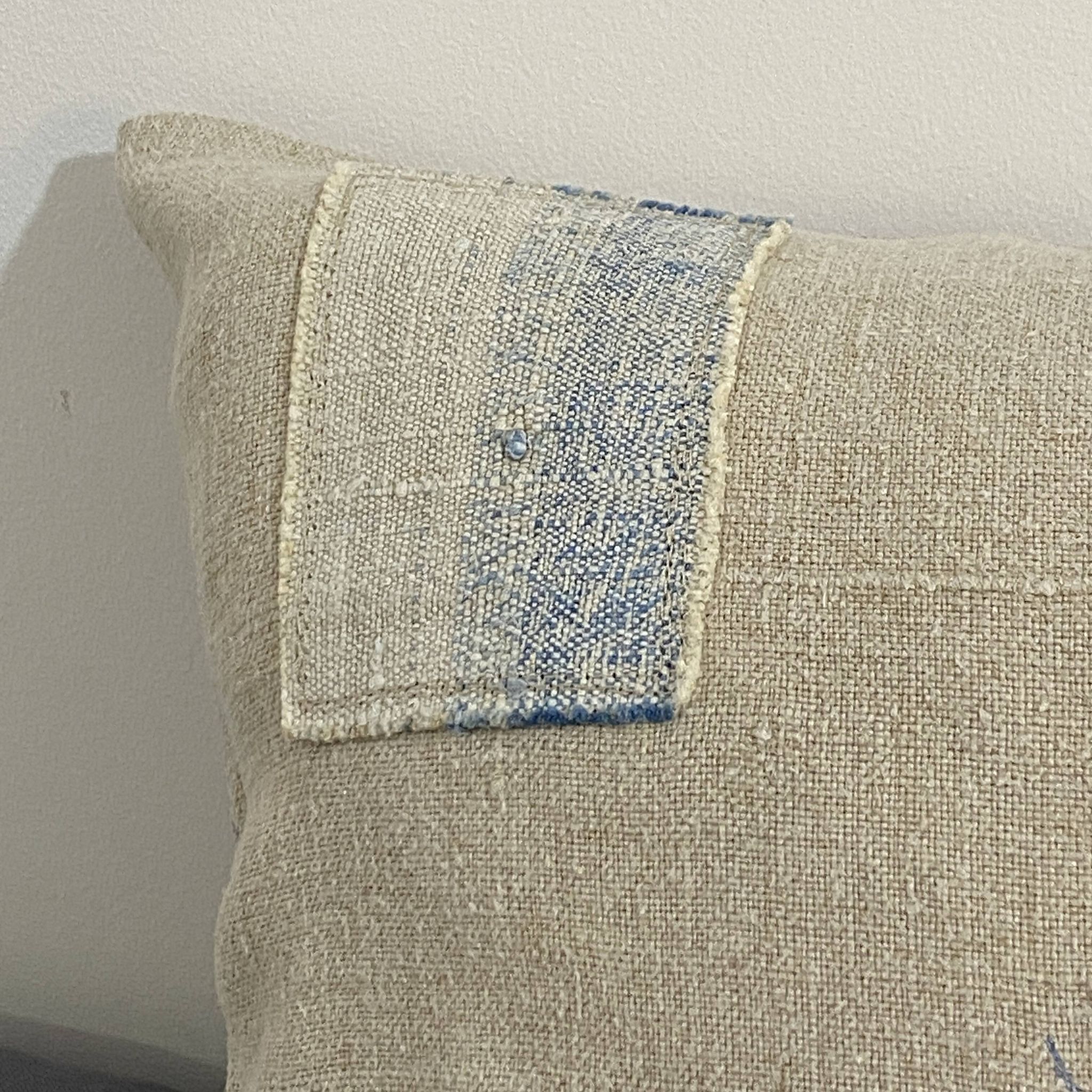 Coussin artisanal en toile ancienne style Kilim