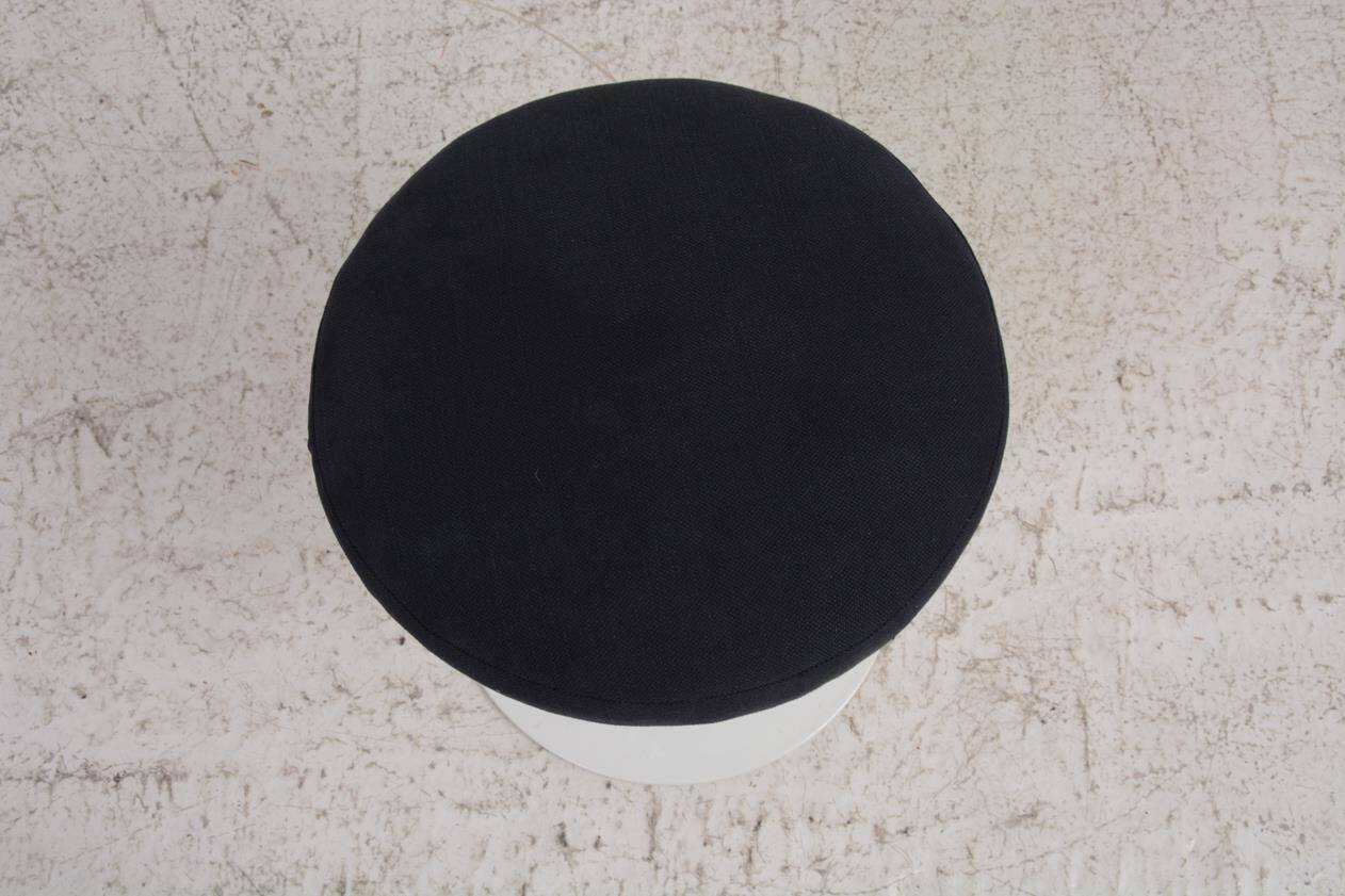 Tabouret de Eero Saarinen pour Knoll.  Datant des années 80.