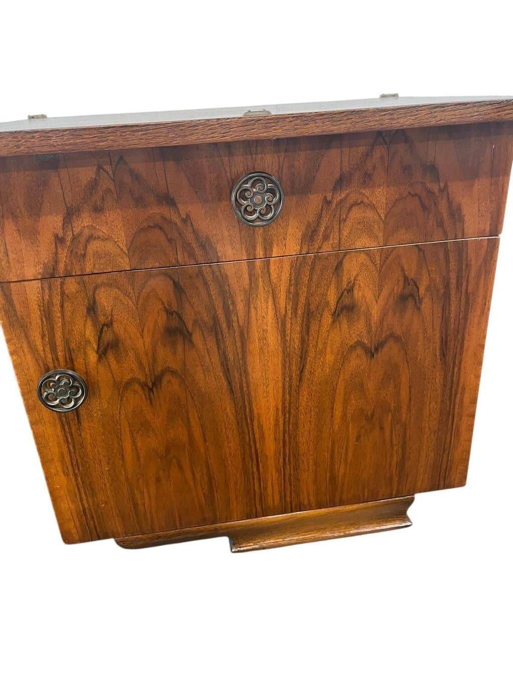 Set of 2 vintage bedside tables / mini cabinets
