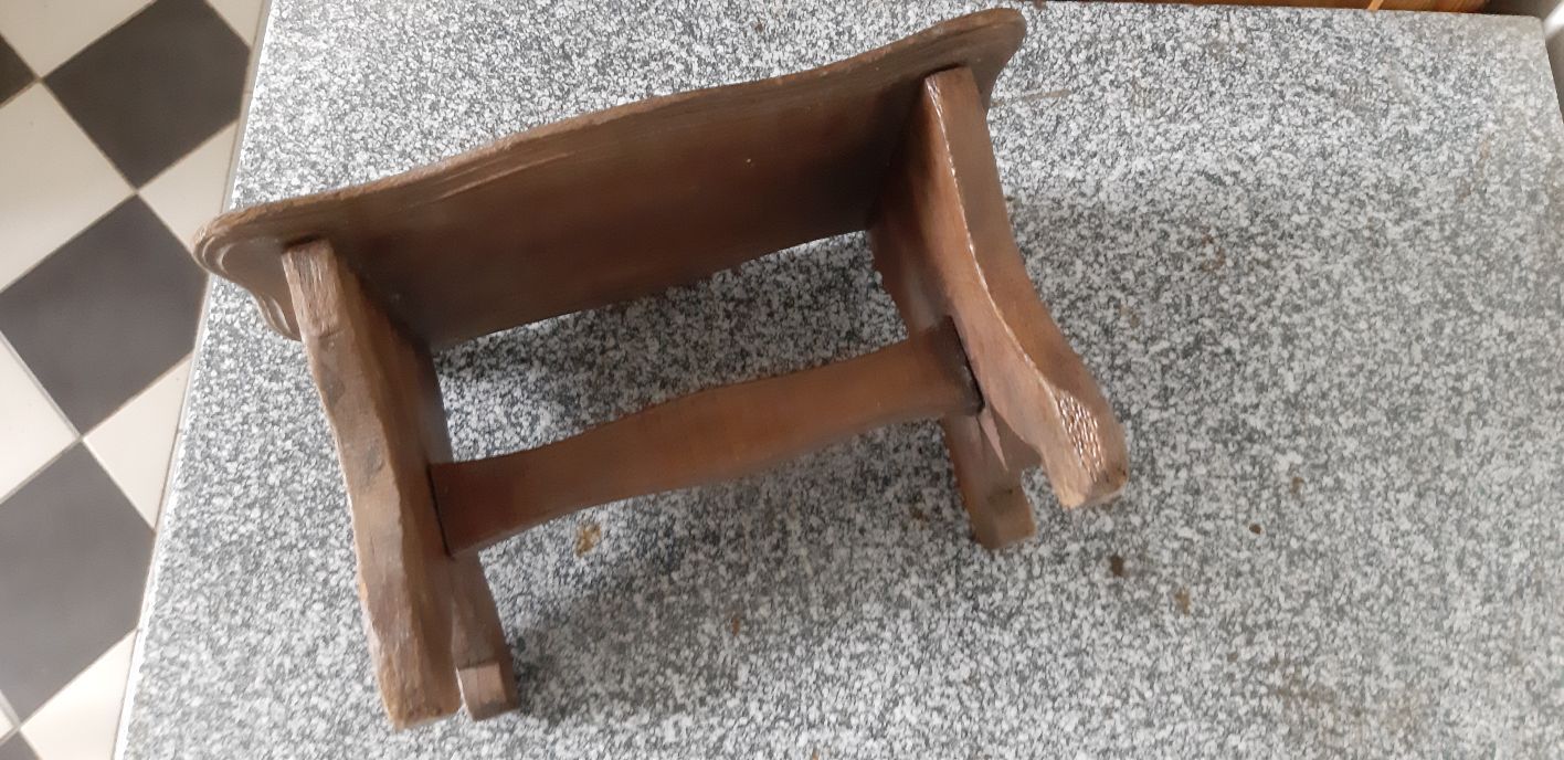 small bench rests feet