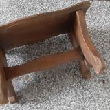 small bench rests feet