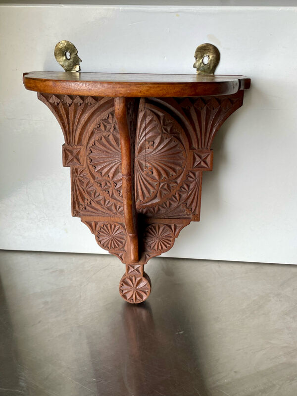 Support de console mural en bois antique avec sculptures géométriques