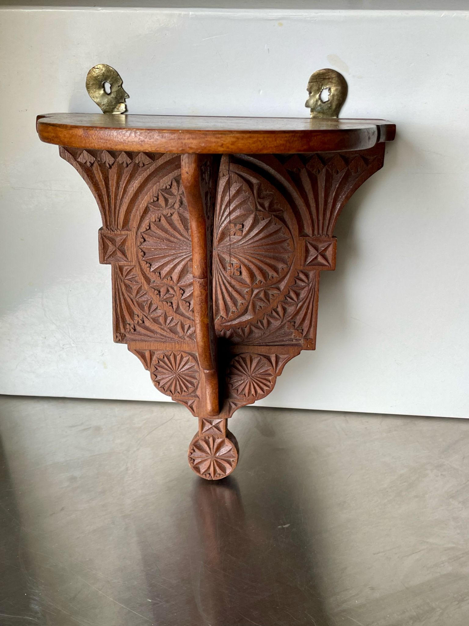 Support de console mural en bois antique avec sculptures géométriques