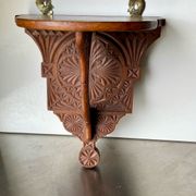 Support de console mural en bois antique avec sculptures géométriques