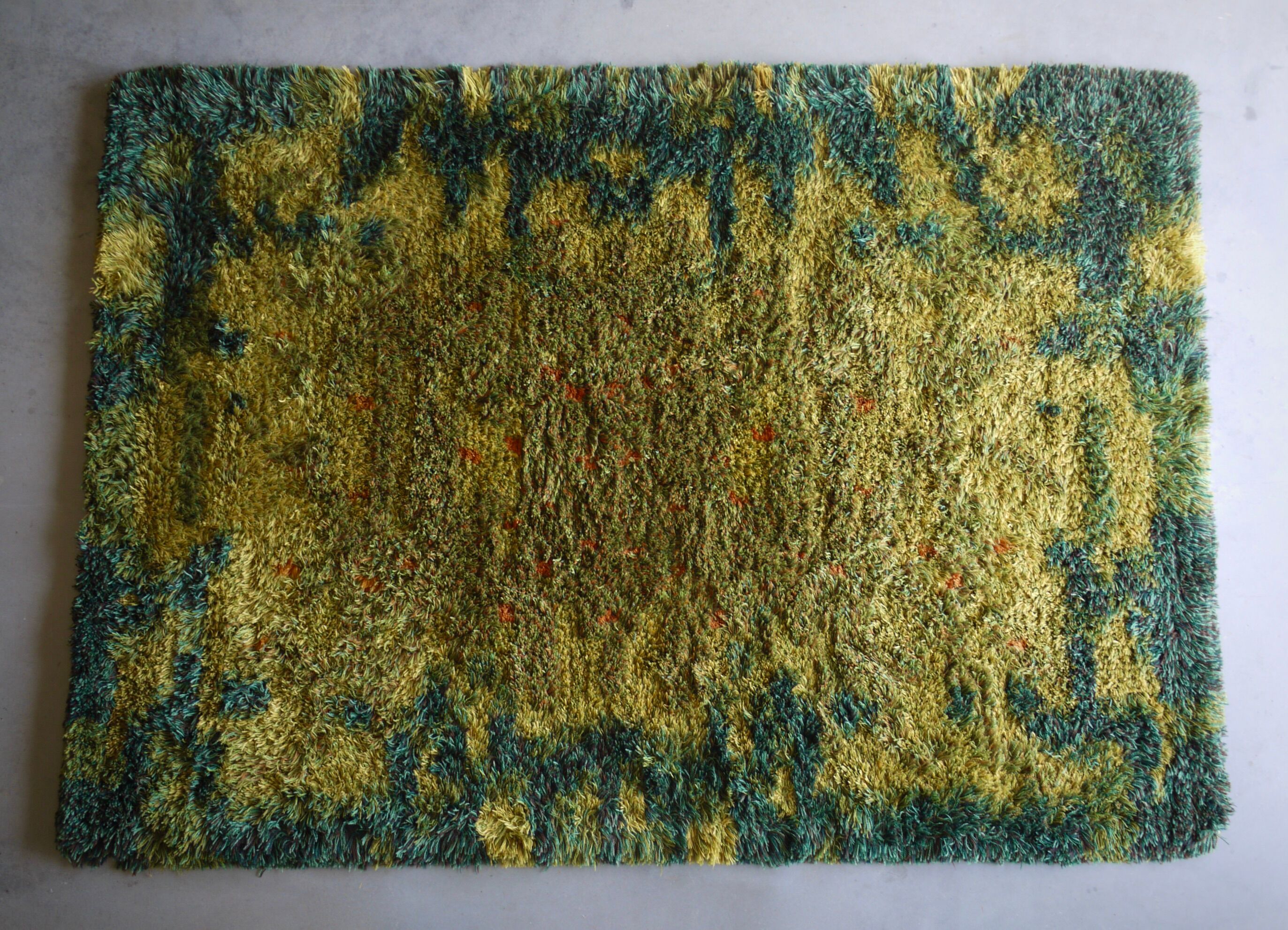 Tapis scandinave abstrait à poils hauts années 1960