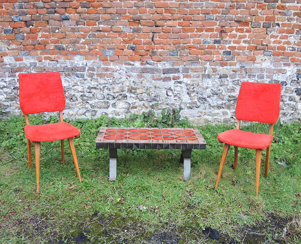 2 anciennes chaises ‘moumoute’ rouges