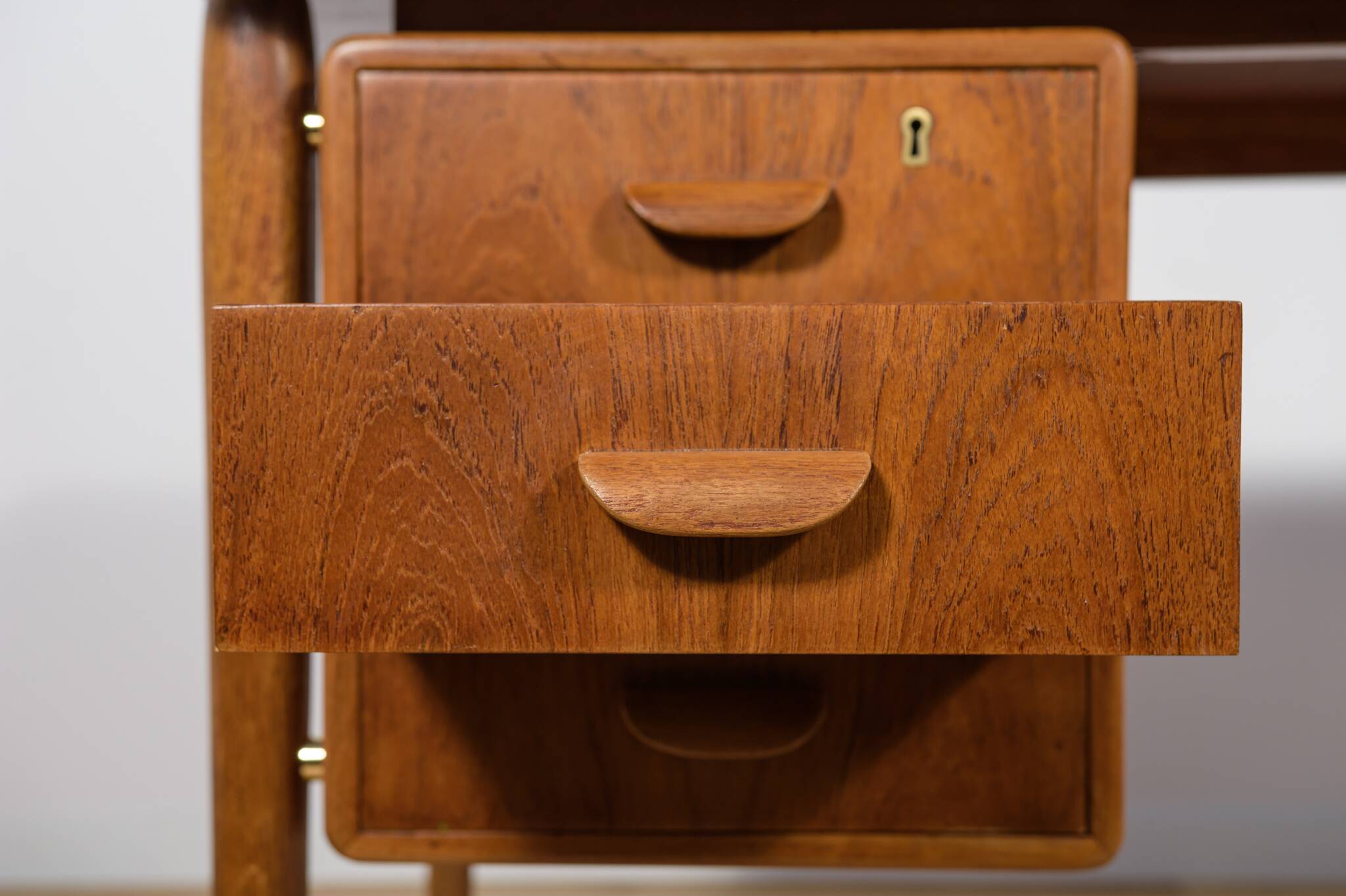 Bureau en teck autoportant de style moderne du milieu du XXe siècle, Danemark, années 1960