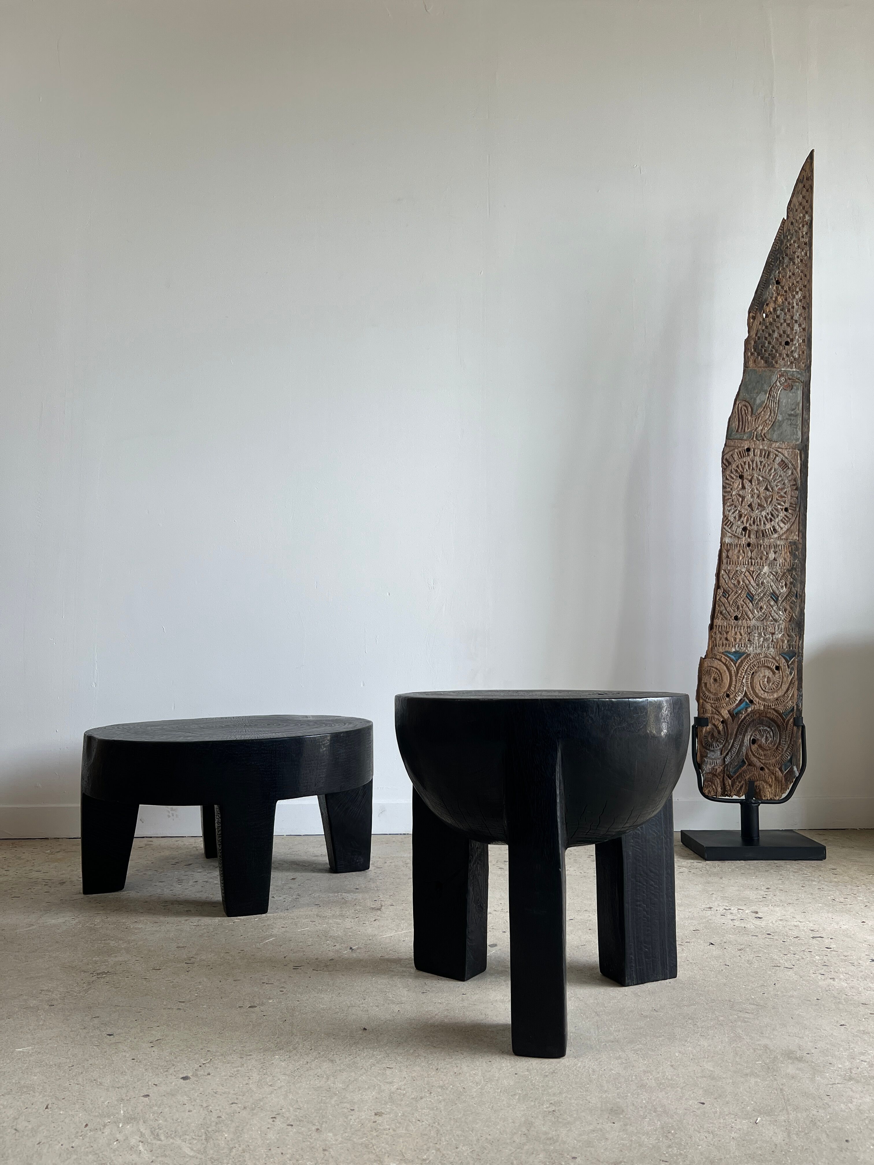 Black mango wood tripod side table with a semi-spherical top, height: 45 cm, diameter: 44 cm.