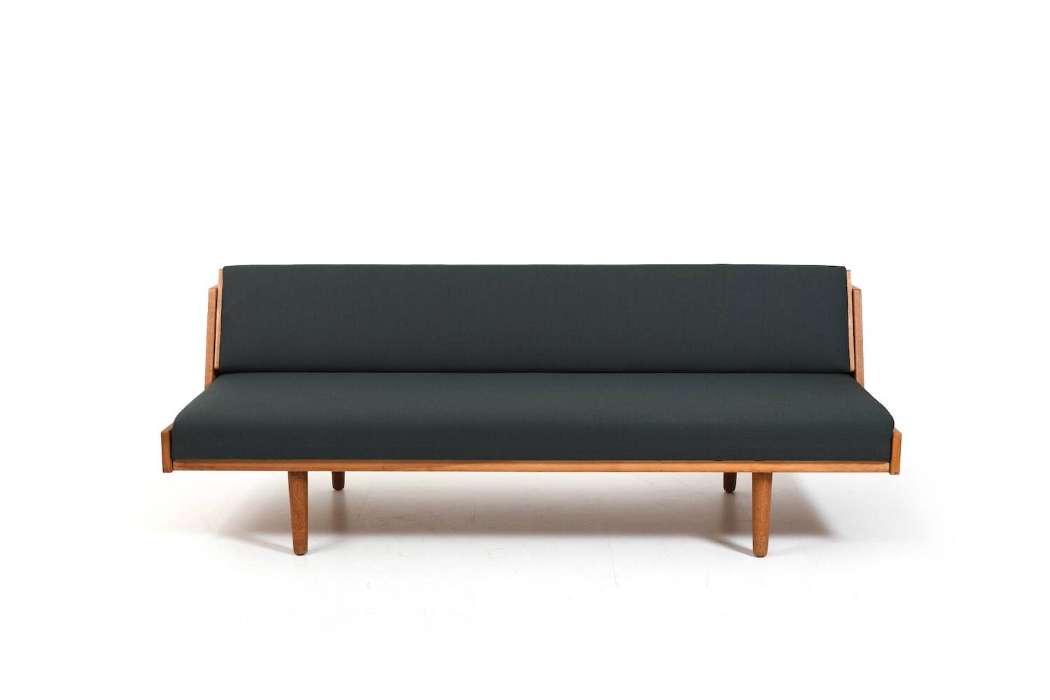 Early Daybed GE-258 by Hans Wegner 1950s / New Upholstery