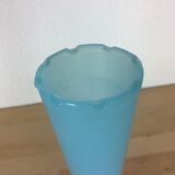 Vase en opaline émaillée, soliflore bleu