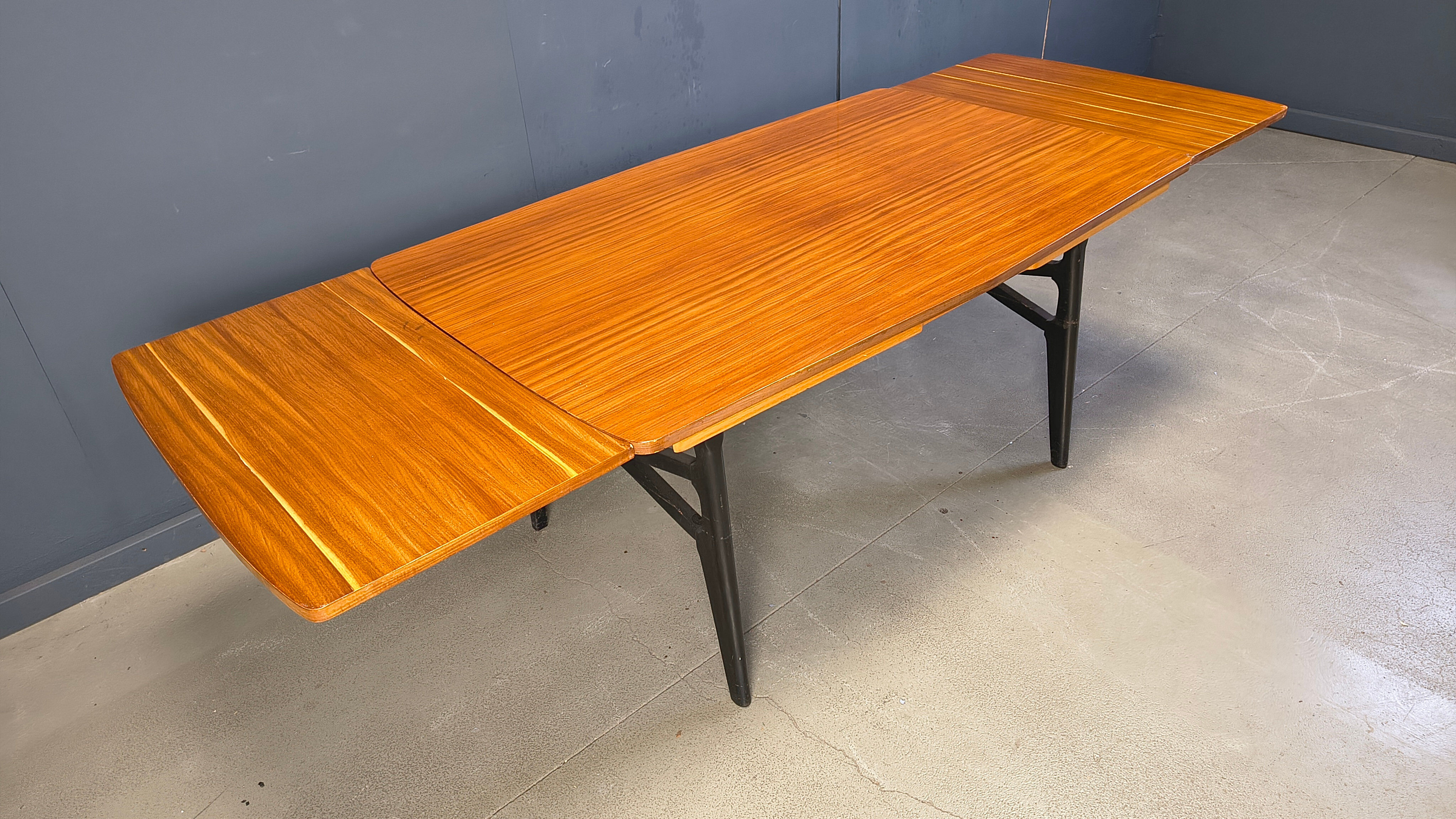 Table à manger extensible italienne des années 1950.