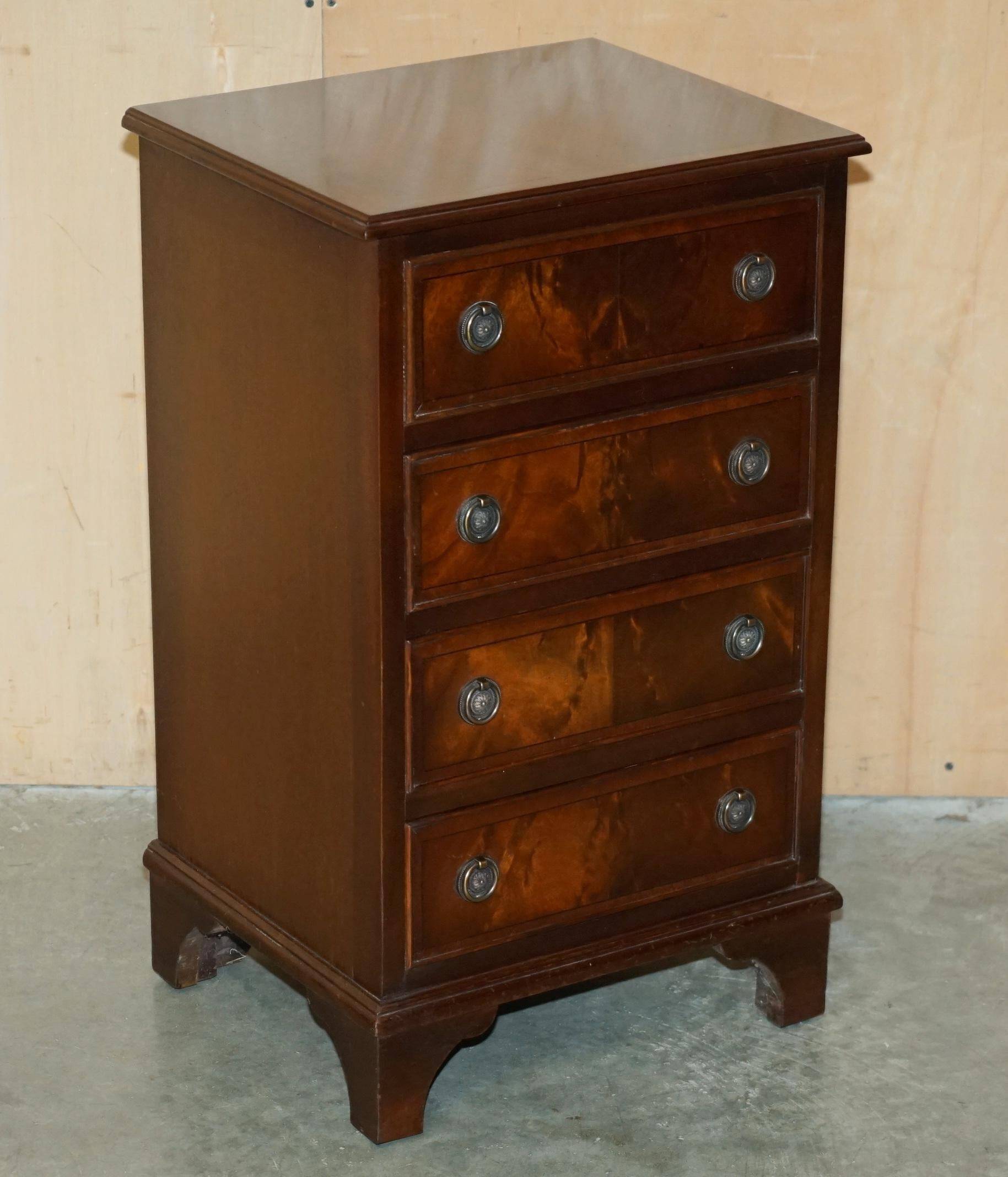 Paire de commodes françaises en bois dur flammé poli