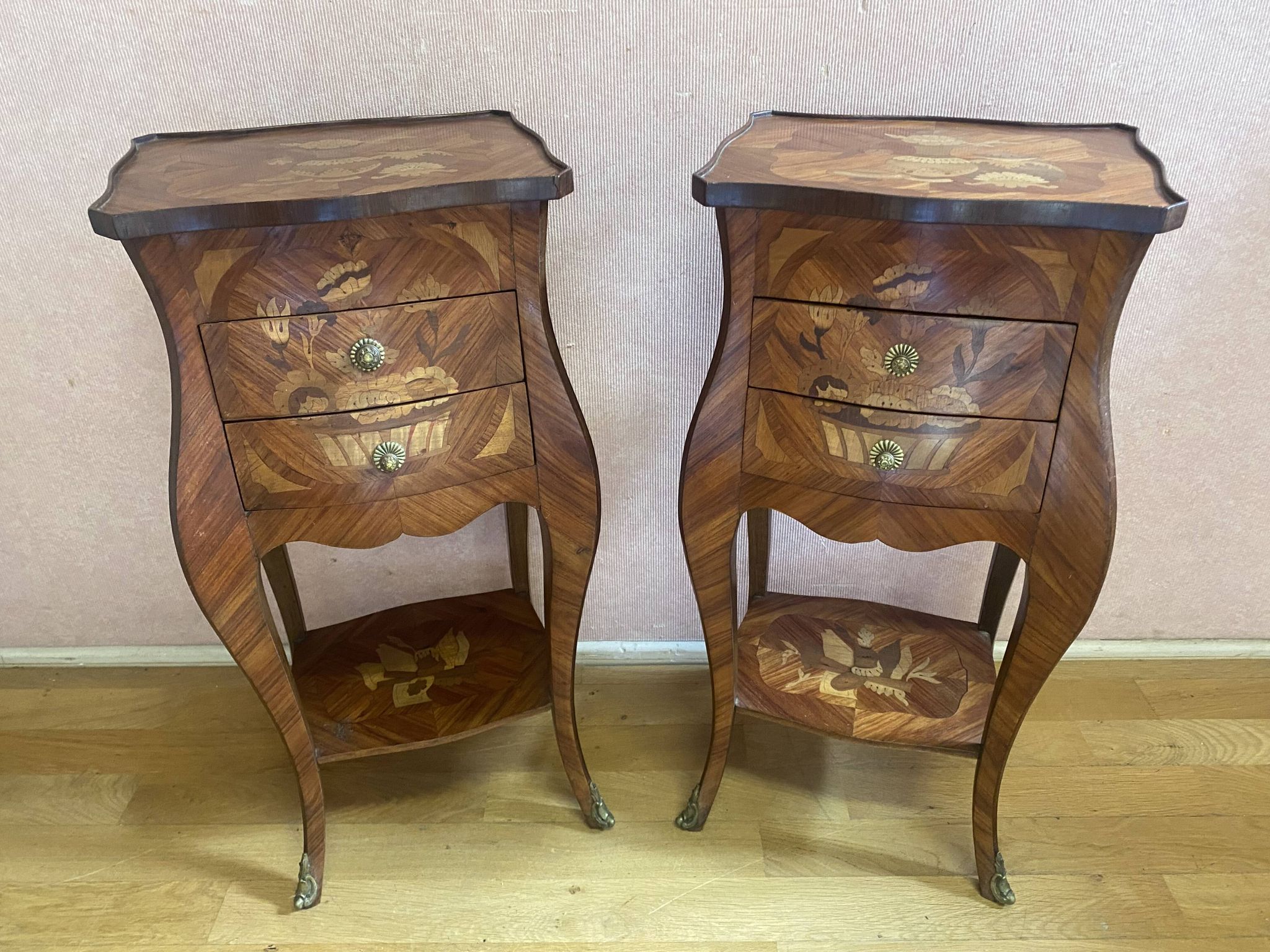 Pair of bedside tables in rosewood veneer on all sides. Louis XV style