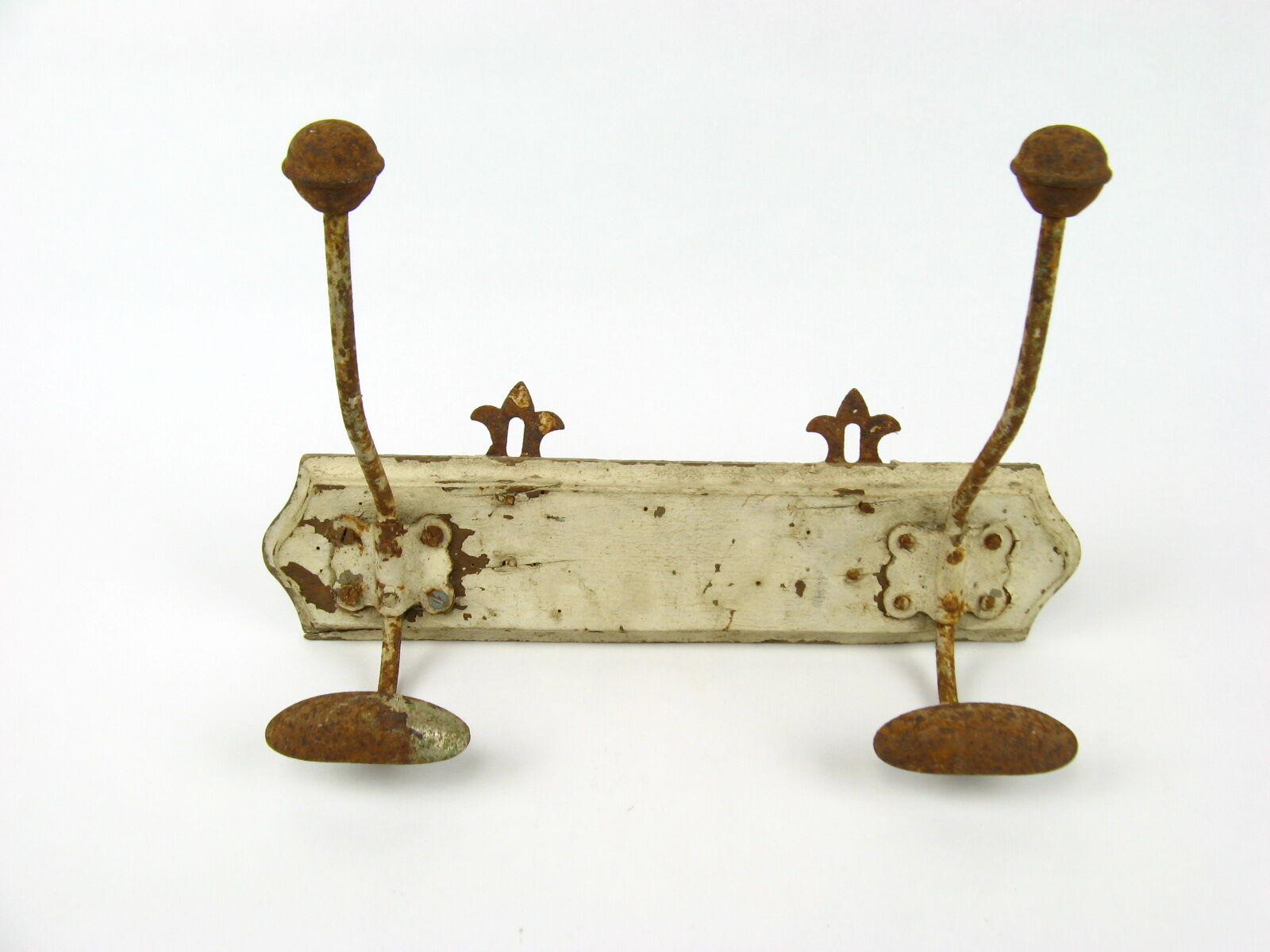 Double patere with "fleur de lys" support