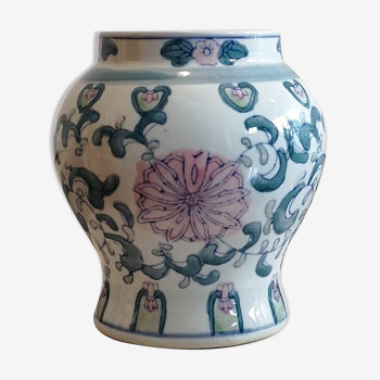 Small Chinese vase full of charm