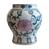 Small Chinese vase full of charm