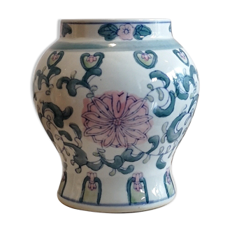 Small Chinese vase full of charm