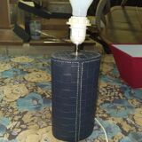 Lampe ovoïde gainée de cuir bleu tressé et couture Sellier