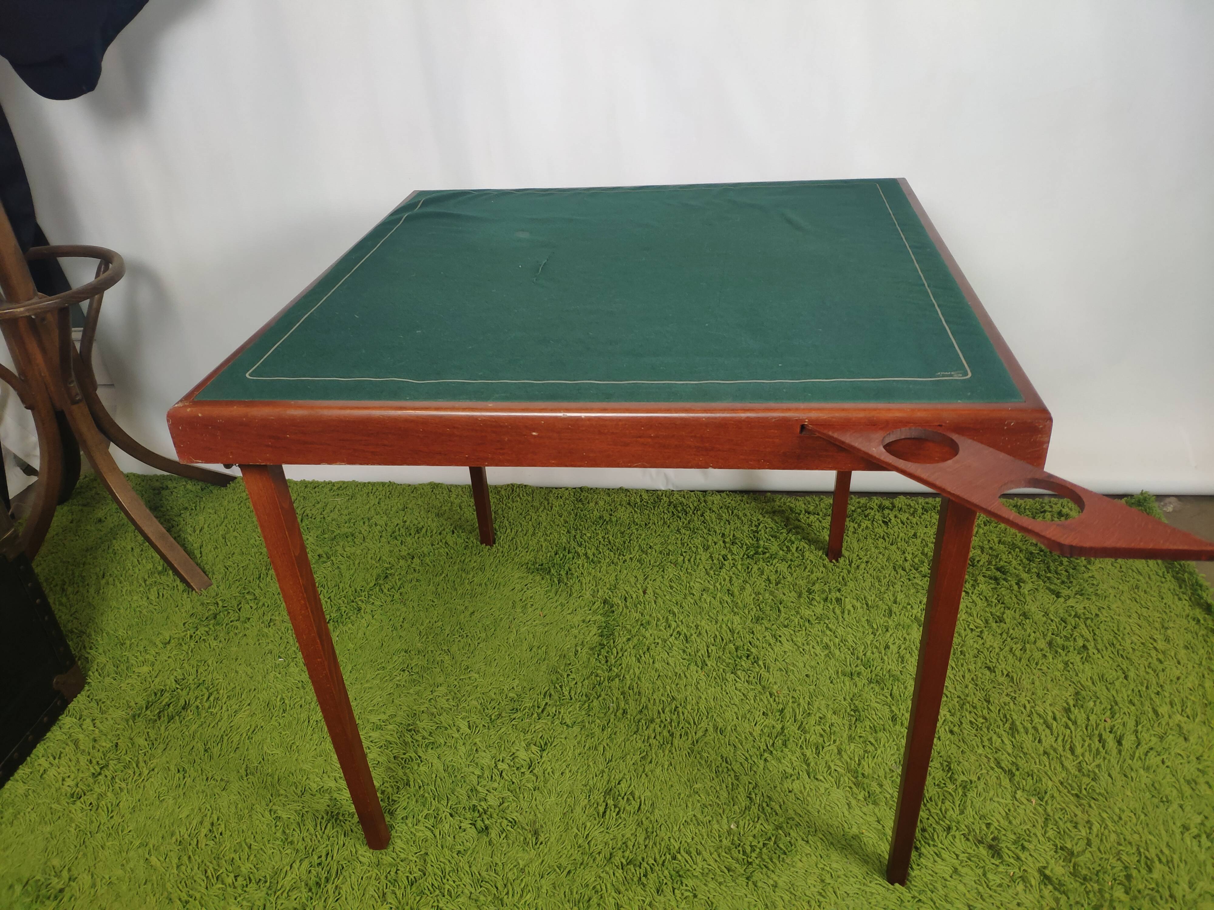 SMIR folding bridge table