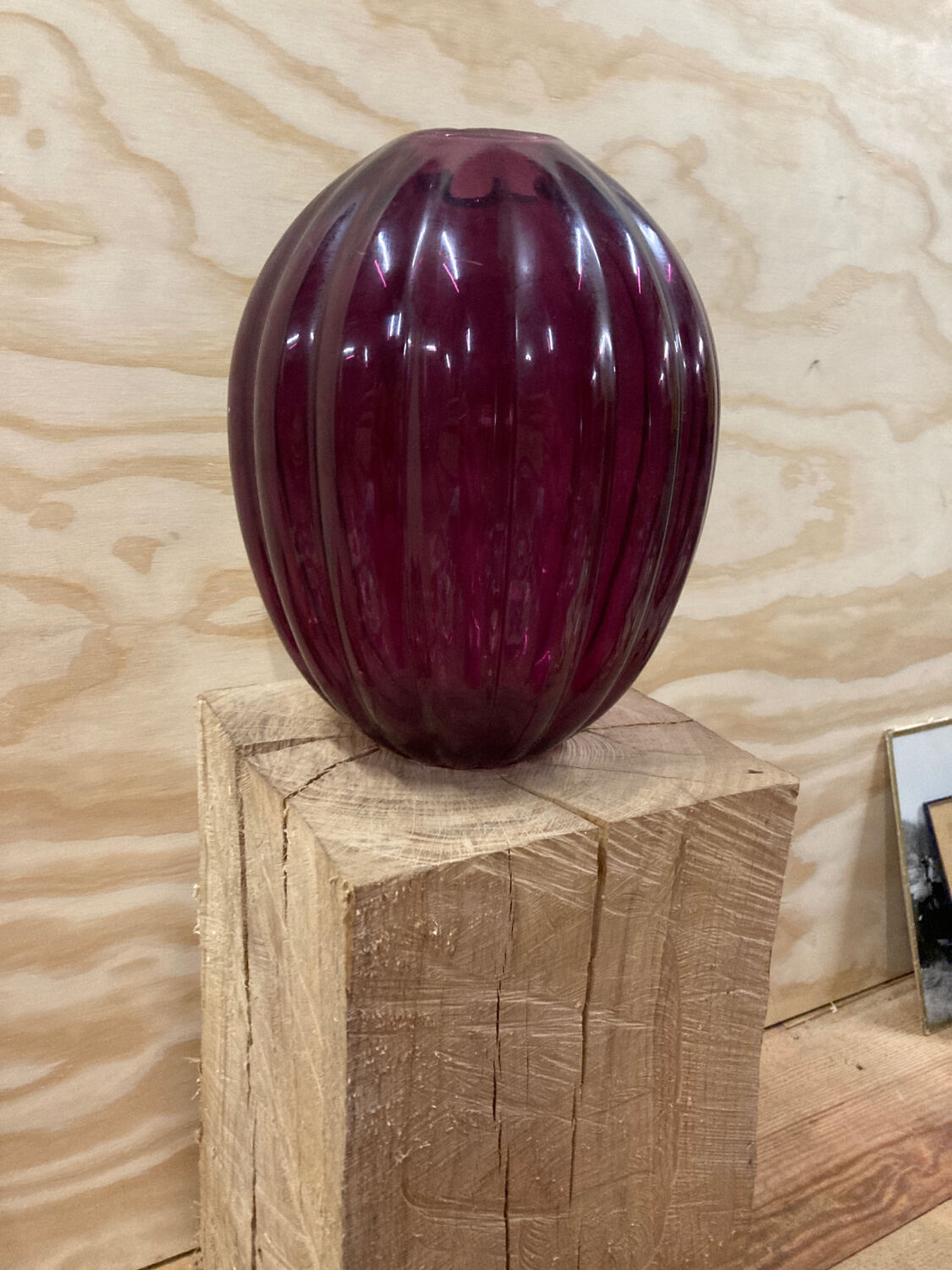 Grand vase en verre transparent violet rose