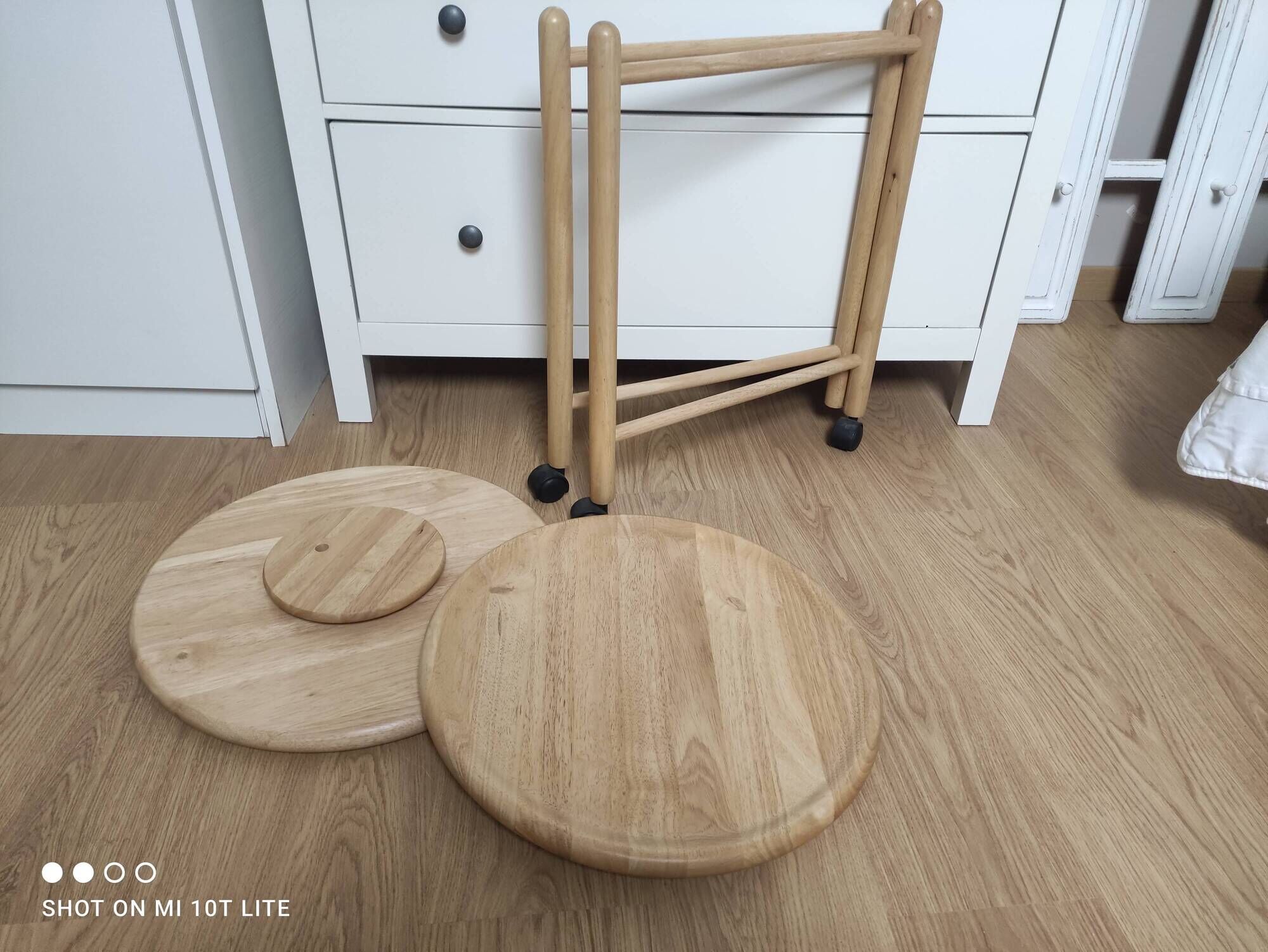 Vintage round service with foldable honey wooden wheels with 2 retractable trays (1 turn)