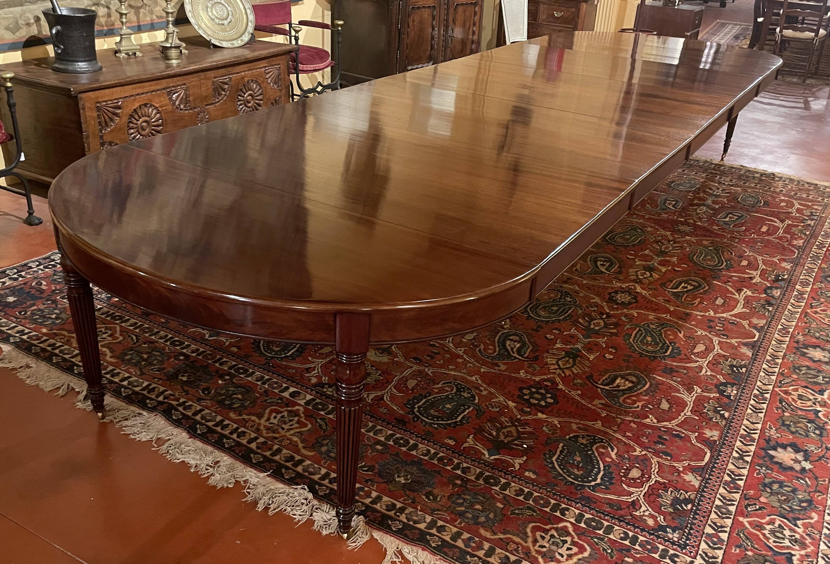 Extensible dining table from the Louis XVI period in mahogany with a banded top.