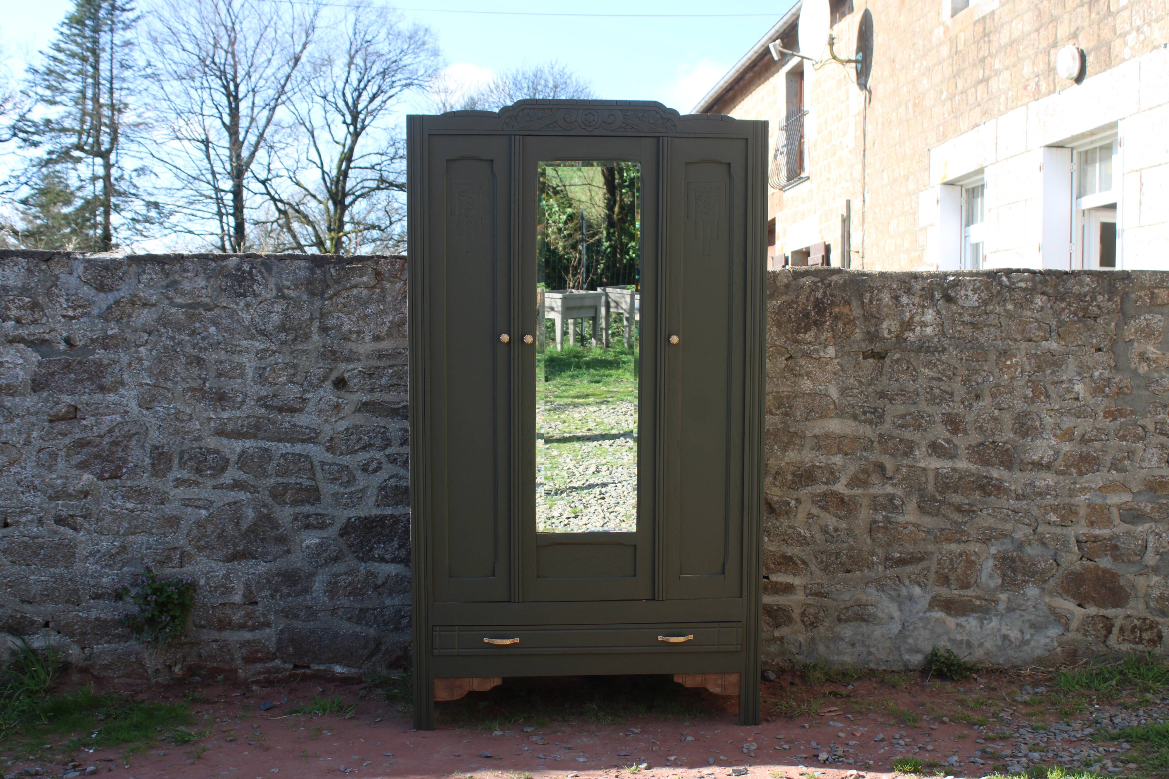 Art Deco wardrobe with three doors – Kaki Barda (Liberon)