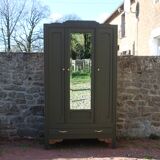 Art Deco wardrobe with three doors – Kaki Barda (Liberon)