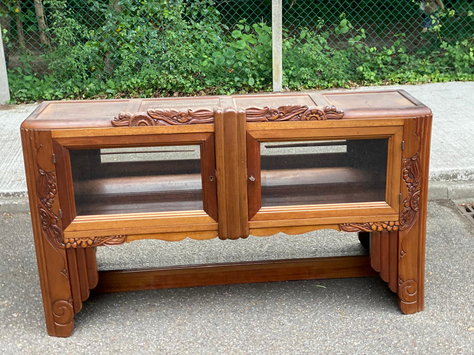 Art Deco sideboard top, low display cabinet in solid walnut and mirror, 1940.