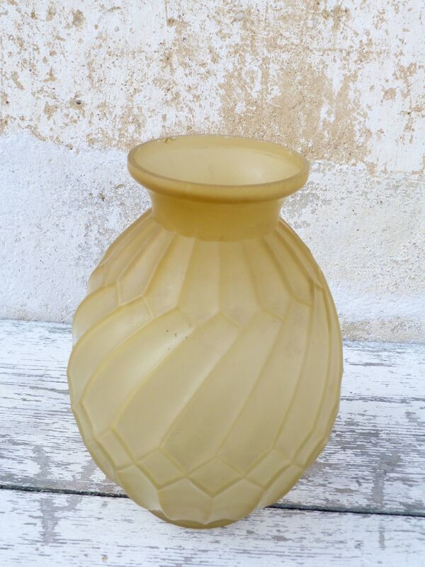 Vase Art Deco en verre pressé moulé jaune, 1920