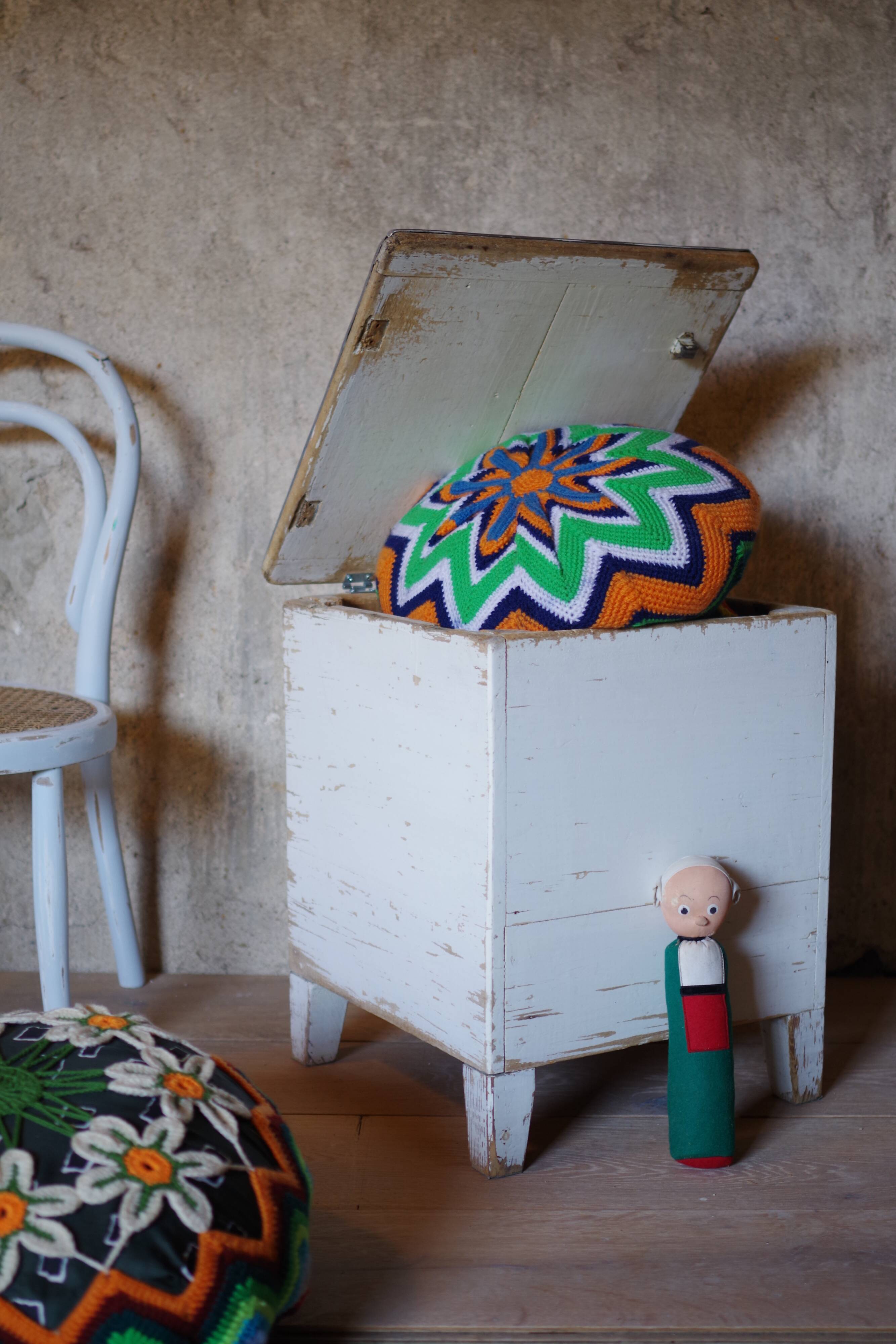 Trunk trunk stool Ottoman vintage leather white patina
