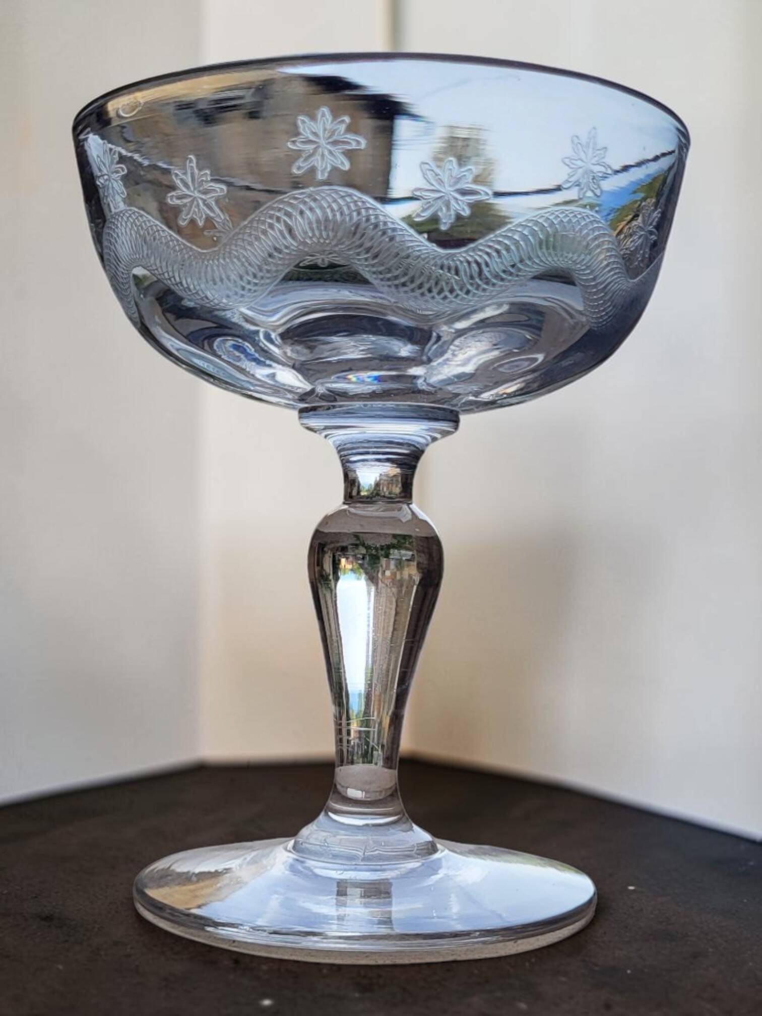 8 coupes à champagne en verre gravé, Art Déco