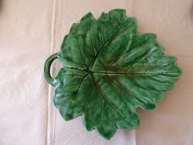 Set of 3 dishes in the shape of a ceramic leaf 1960