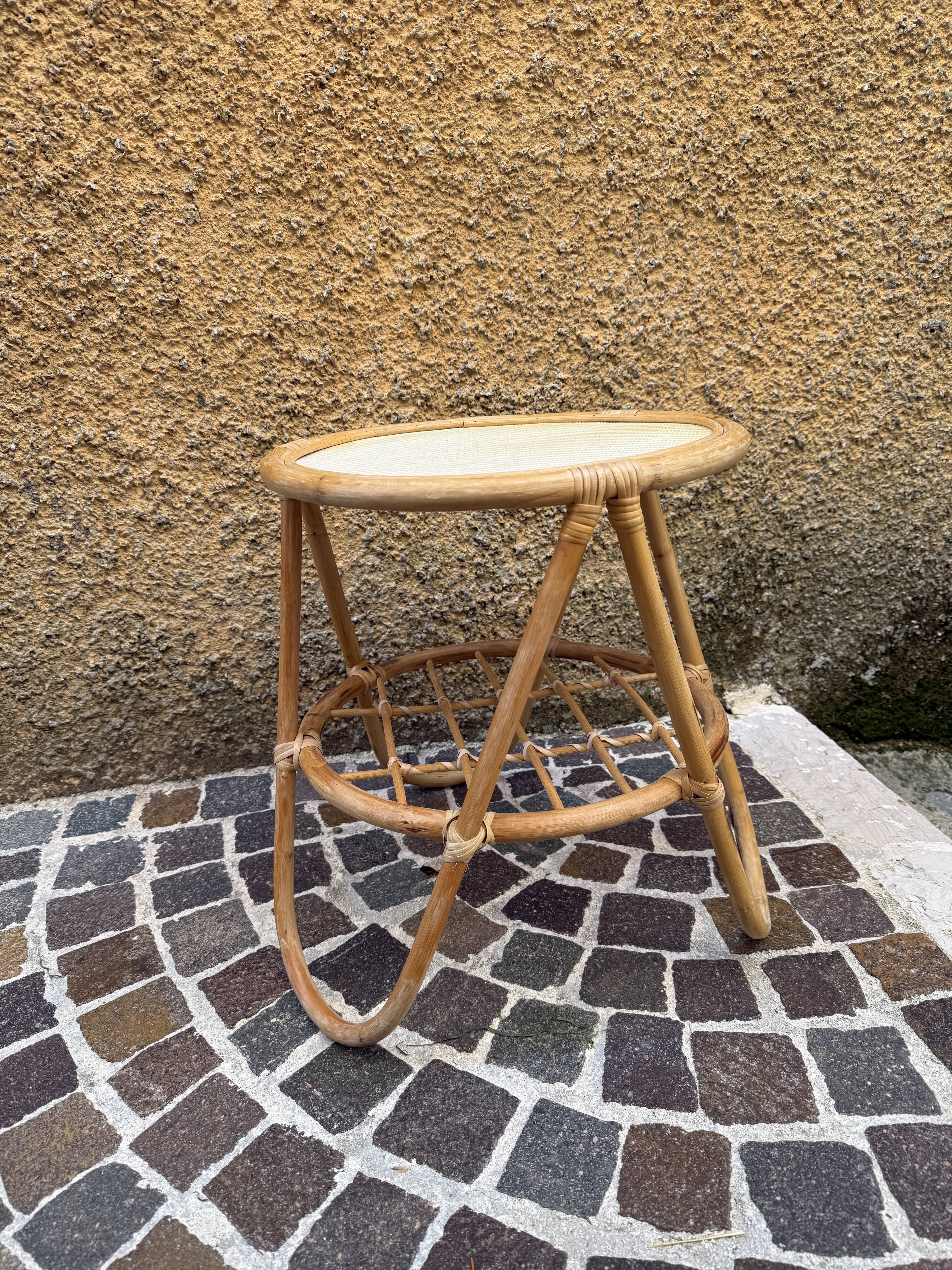 Vintage round rattan side table in very good condition.