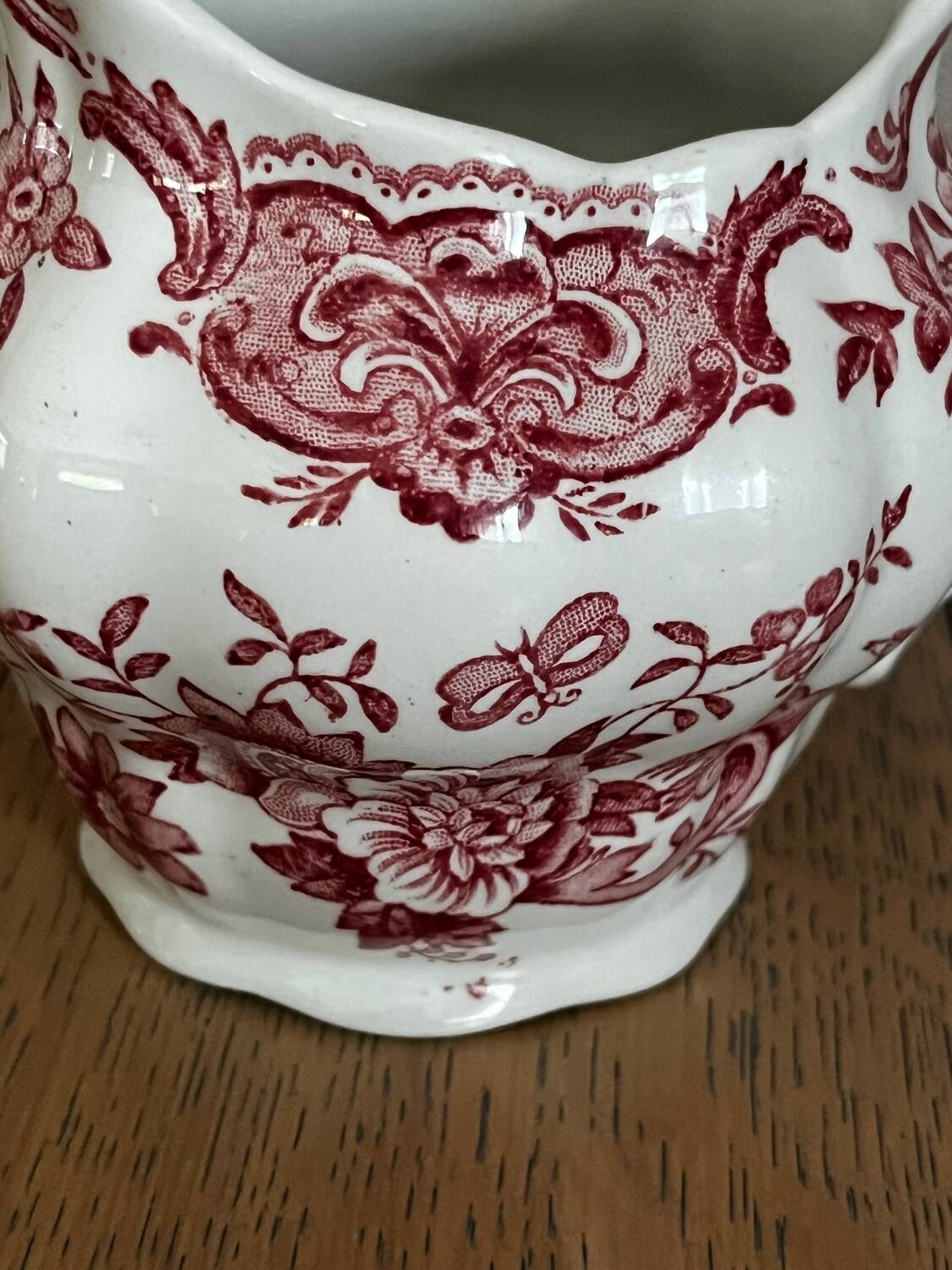 Charmant Pot à Lait Rouge Grenat – Ridgeway Staffordshire England Wind